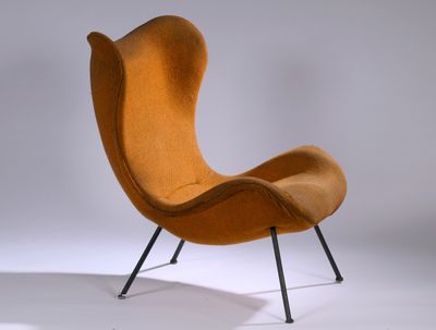 une chaise orange avec des pieds noirs et un piètement noir