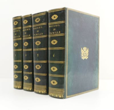 trois livres sont alignés sur une surface blanche