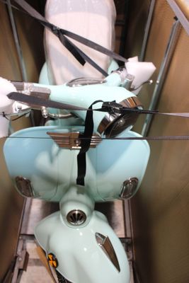 un scooter bleu qui se trouve dans une boîte