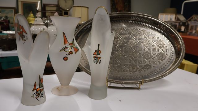 Trois vases en verre opalescent à décors abstrait, joint plateau ...