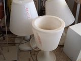 trois vases blancs posés les uns à côté des autres sur le sol