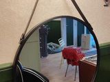 un sèche-cheveux posé sur une table devant un miroir