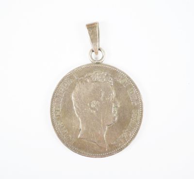 gros plan d'une pièce de monnaie sur une surface blanche