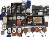 de nombreux types d'appareils photo et d'accessoires dans une boîte