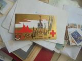 une pile de vieilles cartes postales et d'enveloppes posée sur une table