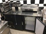 une cuisine avec beaucoup de plans de travail et de nombreux appareils électroménagers
