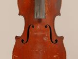 gros plan d'un violon avec un archet sur fond blanc