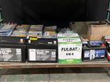 plusieurs cartons de piles sur un chariot dans le garage
