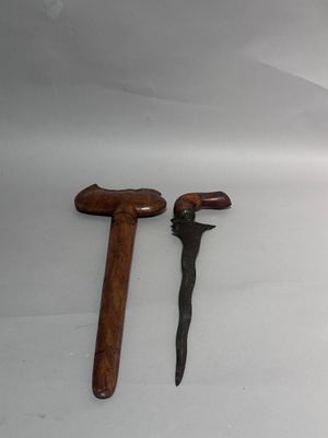 deux types de marteaux différents sur une surface blanche