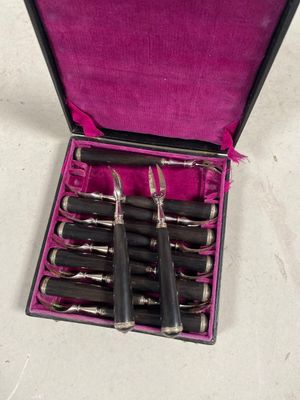 six types de stylos différents dans un étui violet