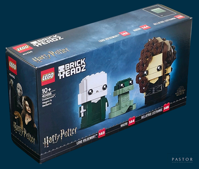 une boîte contenant une figurine Lego représentant un homme et une femme