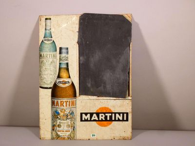 une bouteille de martini à côté d'un tableau noir