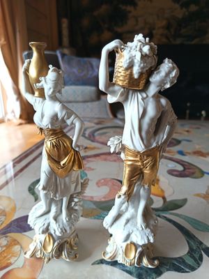 deux figurines posées sur une table dans une pièce