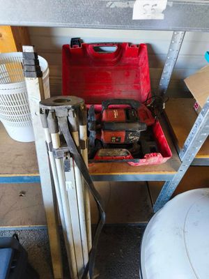 une boîte à outils rouge posée sur une étagère à côté des toilettes
