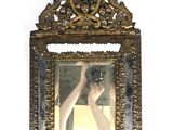 une femme se prenant en photo dans un miroir
