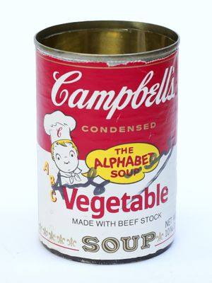 une boîte de soupe sur laquelle figure un chef, posée sur une surface blanche