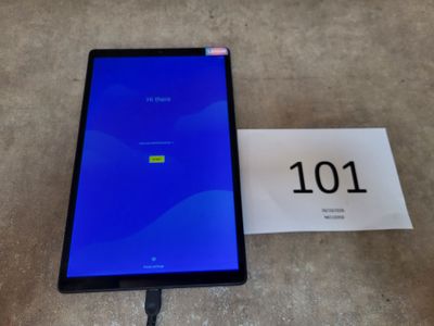 un gros plan d'un téléphone portable posé sur une table à côté d'un panneau