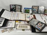 plusieurs types de timbres différents sur une table