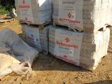 une pile de cartons posée par terre, dans la poussière