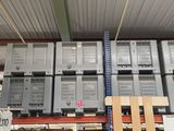 un grand nombre de boîtes empilées dans un entrepôt