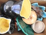 une boîte en carton remplie de différents types de bols et de coupes