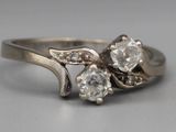 une photo en gros plan d'une bague en diamant posée sur une table