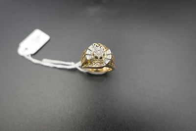 un gros plan d'une bague en or ornée d'un crâne