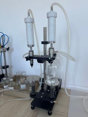 une machine posée sur une table, entourée de nombreuses bouteilles
