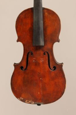un vieux violon suspendu à une ficelle accrochée au mur