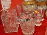 des bouteilles et des verres posés sur une table avec un fond rouge
