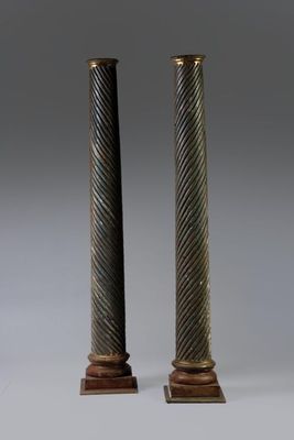 paire de colonnes anciennes en laiton et marbre reposant sur des socles en bois