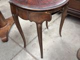 une petite table avec un plateau en bois posée sur un trottoir