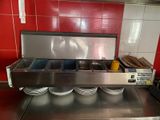 une photo d'une cuisine professionnelle avec de la vaisselle sur le plan de travail