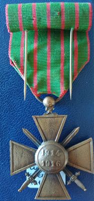 l'image d'une médaille ornée d'une croix sur un fond bleu
