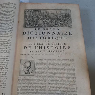 un livre ouvert sur lequel figure la photo d'un homme