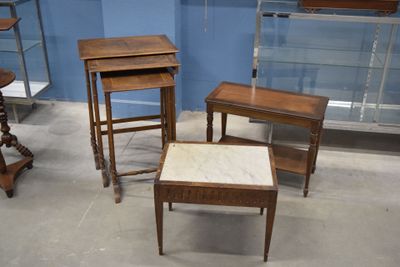plusieurs tables et tabourets dans une pièce aux murs bleus