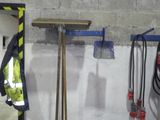 une photo d'une pièce où des outils sont accrochés au mur