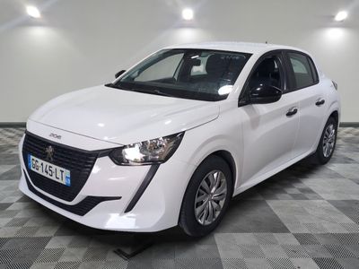 la voiture blanche est garée sur un sol en damier dans le garage