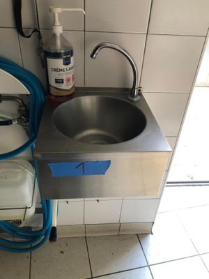 un lavabo et un robinet dans des toilettes publiques