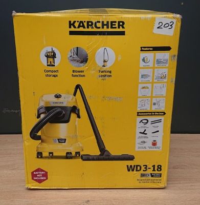 la boîte d'un aspirateur est posée sur une table