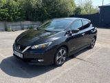 La Nissan Leaf noire est garée sur un parking