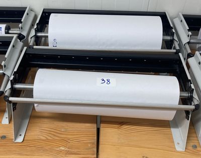 deux rouleaux de papier sur une machine posée sur une table