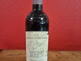 une bouteille de vin posée sur une table en bois