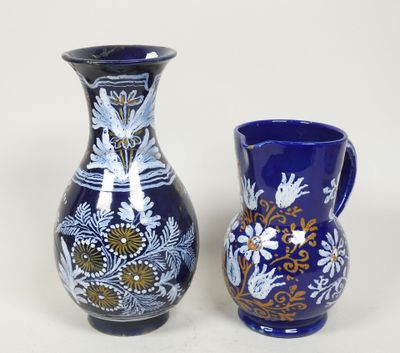 deux vases posés l'un à côté de l'autre sur une table