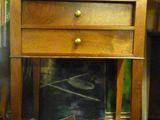 une petite table sur laquelle est posé un aquarium