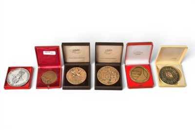 MEDAILLES (Lot de six) comprenant : une médaille en bronze p…