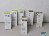 plusieurs boîtes de produits de soin pour la peau posées sur une table