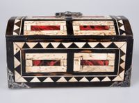 Coffret en os, écaille de tortue et bois, décoré de pyrograv… (photo 6)