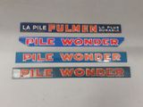 quatre panneaux différents sont accrochés sur un mur blanc dans une pièce