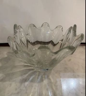 un bol en verre posé sur une table
